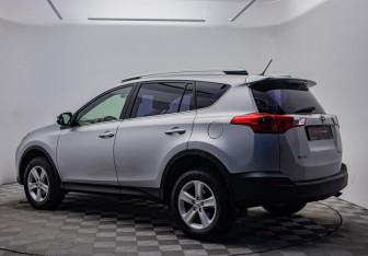 Подержанный автомобиль Toyota RAV4 2013 года (7 фото)