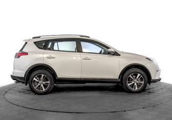 Подержанный автомобиль Toyota RAV4 2017 года (4 фото)