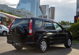 Подержанный автомобиль Honda CR-V 2005 года (4 фото)