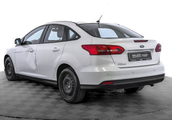 Подержанный автомобиль Ford Focus Sedan 2016 года (7 фото)
