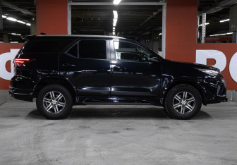 Подержанный автомобиль Toyota Fortuner 2017 года (4 фото)