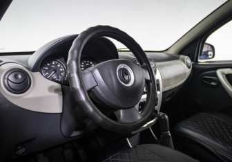 Подержанный автомобиль Renault Sandero 2013 года (11 фото)