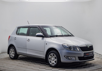 Подержанный автомобиль Skoda Fabia Hatchback 2011 года (3 фото)
