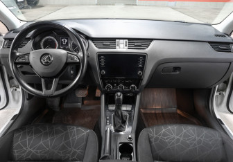 Подержанный автомобиль Skoda Octavia Liftback 2019 года (14 фото)