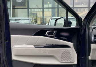 Подержанный автомобиль Kia Carnival 2021 года (24 фото)