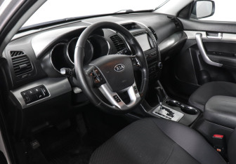 Подержанный автомобиль Kia Sorento 2012 года (9 фото)