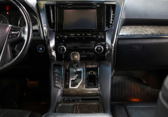 Подержанный автомобиль Toyota Alphard 2019 года (18 фото)