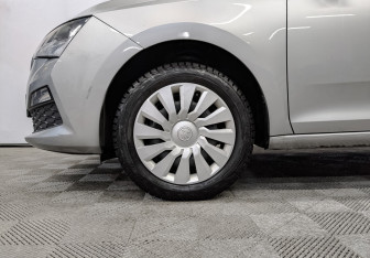 Подержанный автомобиль Skoda Rapid Liftback 2020 года (16 фото)