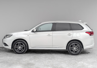 Подержанный автомобиль Mitsubishi Outlander 2022 года (8 фото)