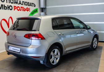Подержанный автомобиль Volkswagen Golf Hatchback 2015 года (4 фото)
