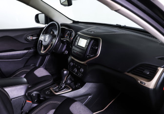 Подержанный автомобиль Jeep Cherokee 2014 года (11 фото)