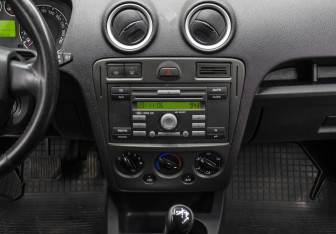 Подержанный автомобиль Ford Fusion 2006 года (15 фото)