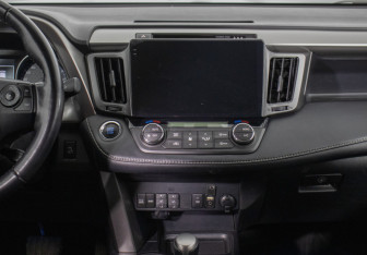 Подержанный автомобиль Toyota RAV4 2017 года (14 фото)