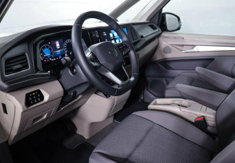 Подержанный автомобиль Volkswagen Multivan 2022 года (13 фото)