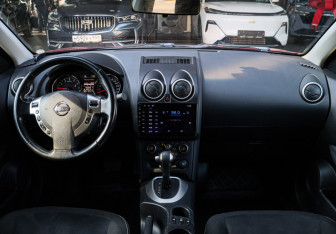Подержанный автомобиль Nissan Qashqai 2013 года (11 фото)