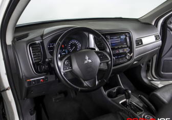 Подержанный автомобиль Mitsubishi Outlander 2014 года (18 фото)
