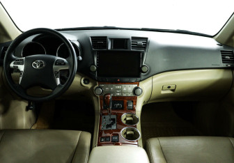 Подержанный автомобиль Toyota Highlander 2012 года (9 фото)