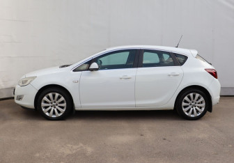 Подержанный автомобиль Opel Astra Hatchback 2011 года (8 фото)