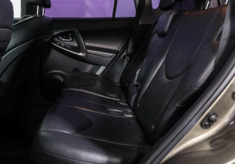 Подержанный автомобиль Toyota RAV4 2010 года (13 фото)