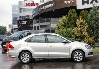 Подержанный автомобиль Volkswagen Polo Sedan 2010 года (3 фото)