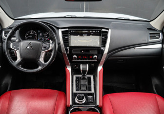 Подержанный автомобиль Mitsubishi Pajero Sport 2020 года (10 фото)