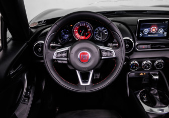 Подержанный автомобиль Fiat 124 Spider 2017 года (17 фото)