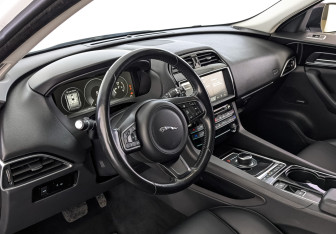 Подержанный автомобиль Jaguar F-Pace 2017 года (16 фото)