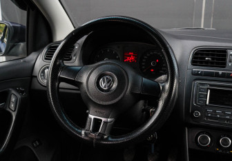 Подержанный автомобиль Volkswagen Polo Sedan 2012 года (11 фото)