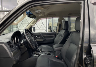 Подержанный автомобиль Mitsubishi Pajero 2013 года (20 фото)