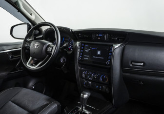 Подержанный автомобиль Toyota Fortuner 2021 года (9 фото)