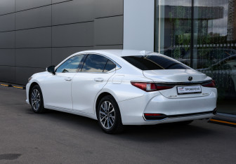Подержанный автомобиль Lexus ES 2021 года (7 фото)