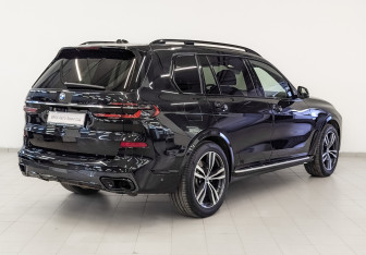 Подержанный автомобиль BMW X7 2022 года (5 фото)