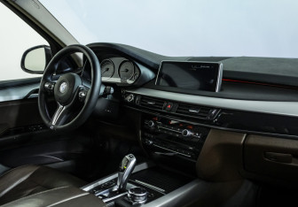 Подержанный автомобиль BMW X5 2015 года (9 фото)