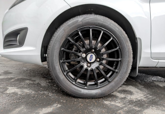 Подержанный автомобиль Ford Fiesta Sedan 2015 года (17 фото)