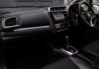 Подержанный автомобиль Honda Fit 2013 года (6 фото)