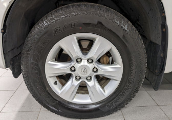 Подержанный автомобиль Toyota Land Cruiser Prado 2012 года (19 фото)