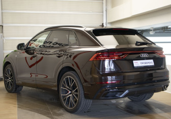 Подержанный автомобиль Audi Q8 2021 года (6 фото)