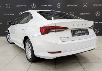 Подержанный автомобиль Skoda Octavia Liftback 2021 года (7 фото)