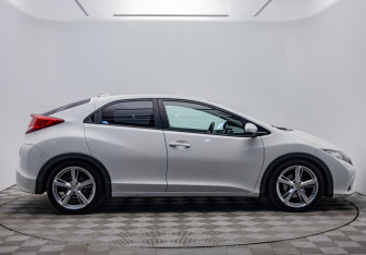 Подержанный автомобиль Honda Civic Hatchback 2012 года (6 фото)