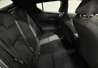 Подержанный автомобиль Toyota C-HR 2018 года (15 фото)