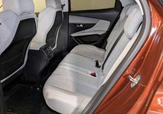 Подержанный автомобиль Peugeot 3008 2019 года (12 фото)