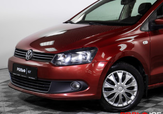 Подержанный автомобиль Volkswagen Polo Sedan 2013 года (19 фото)