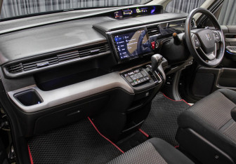 Подержанный автомобиль Honda Stepwgn 2016 года (13 фото)