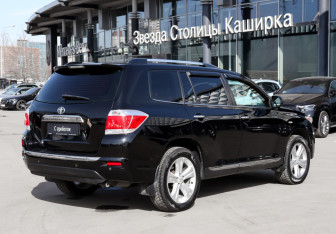 Подержанный автомобиль Toyota Highlander 2012 года (5 фото)