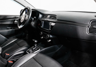 Подержанный автомобиль Kia Rio Sedan 2017 года (7 фото)