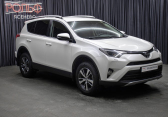 Подержанный автомобиль Toyota RAV4 2017 года (3 фото)