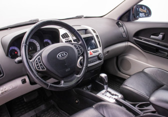 Подержанный автомобиль Kia Ceed Hatchback 2008 года (10 фото)