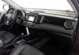 Подержанный автомобиль Toyota RAV4 2016 года (15 фото)