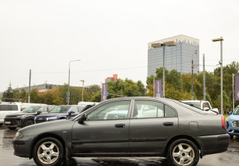 Подержанный автомобиль Mitsubishi Carisma Sedan 2002 года (10 фото)
