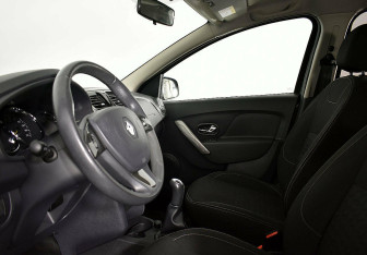 Подержанный автомобиль Renault Sandero 2014 года (7 фото)